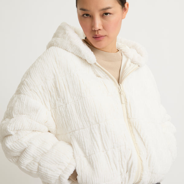 送料無料 いくらから Short hooded down jacket in technical fabric reversible ジャケット・アウター