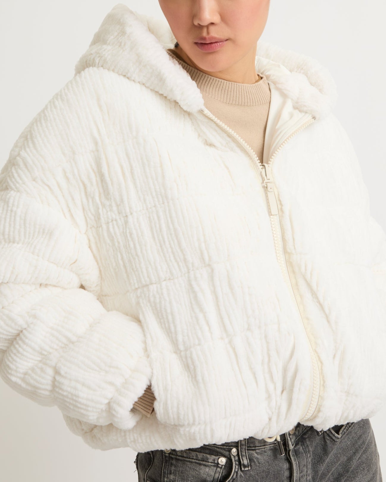イヴサロモン ラビット ファーコート リアルファー ジャケット フリル 白 36 Short hooded down jacket in technical fabric reversible ribbed rex