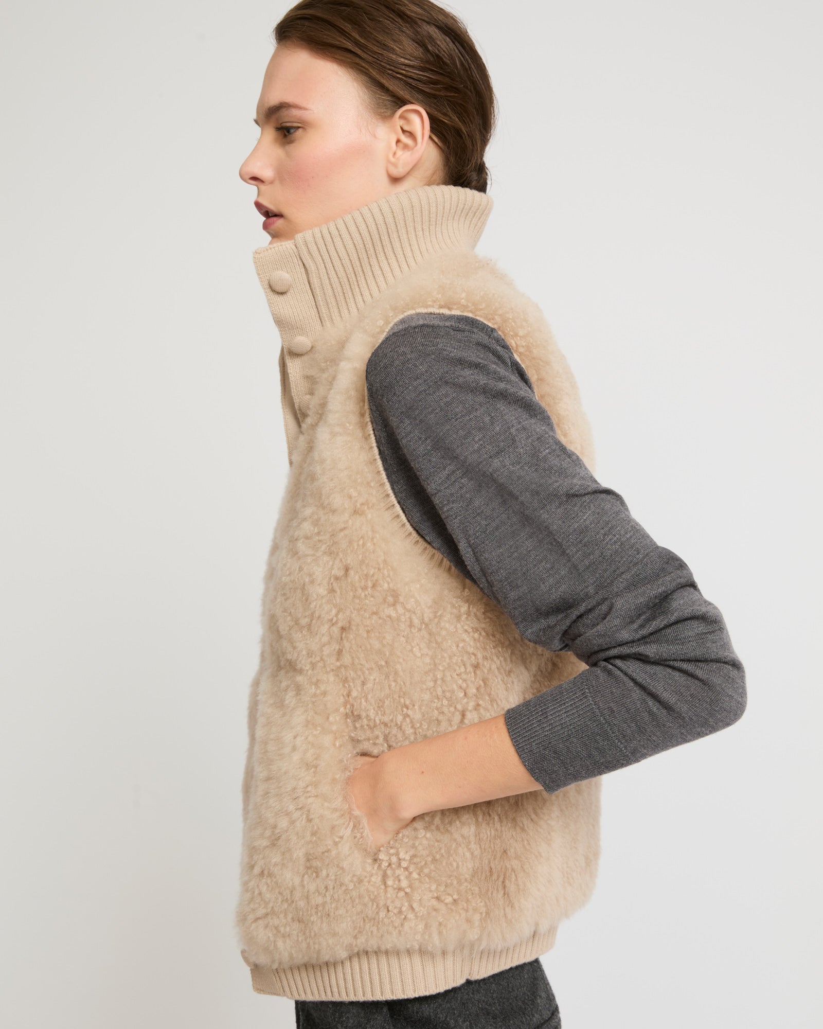 Short gilet in merino knit and lambskin