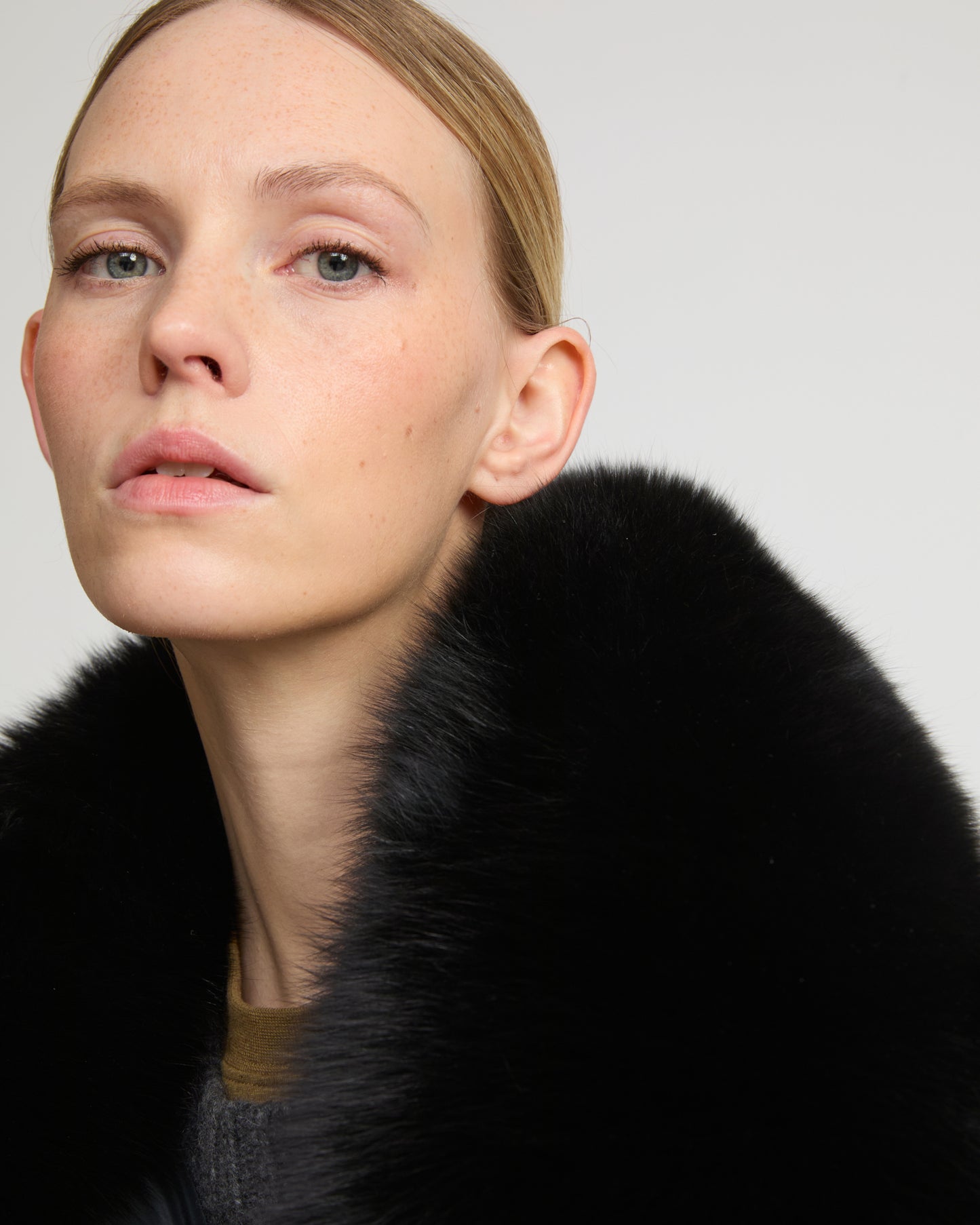 Long belted down jacket in technical fabric with detachable fox fur collar - Yves Salomon