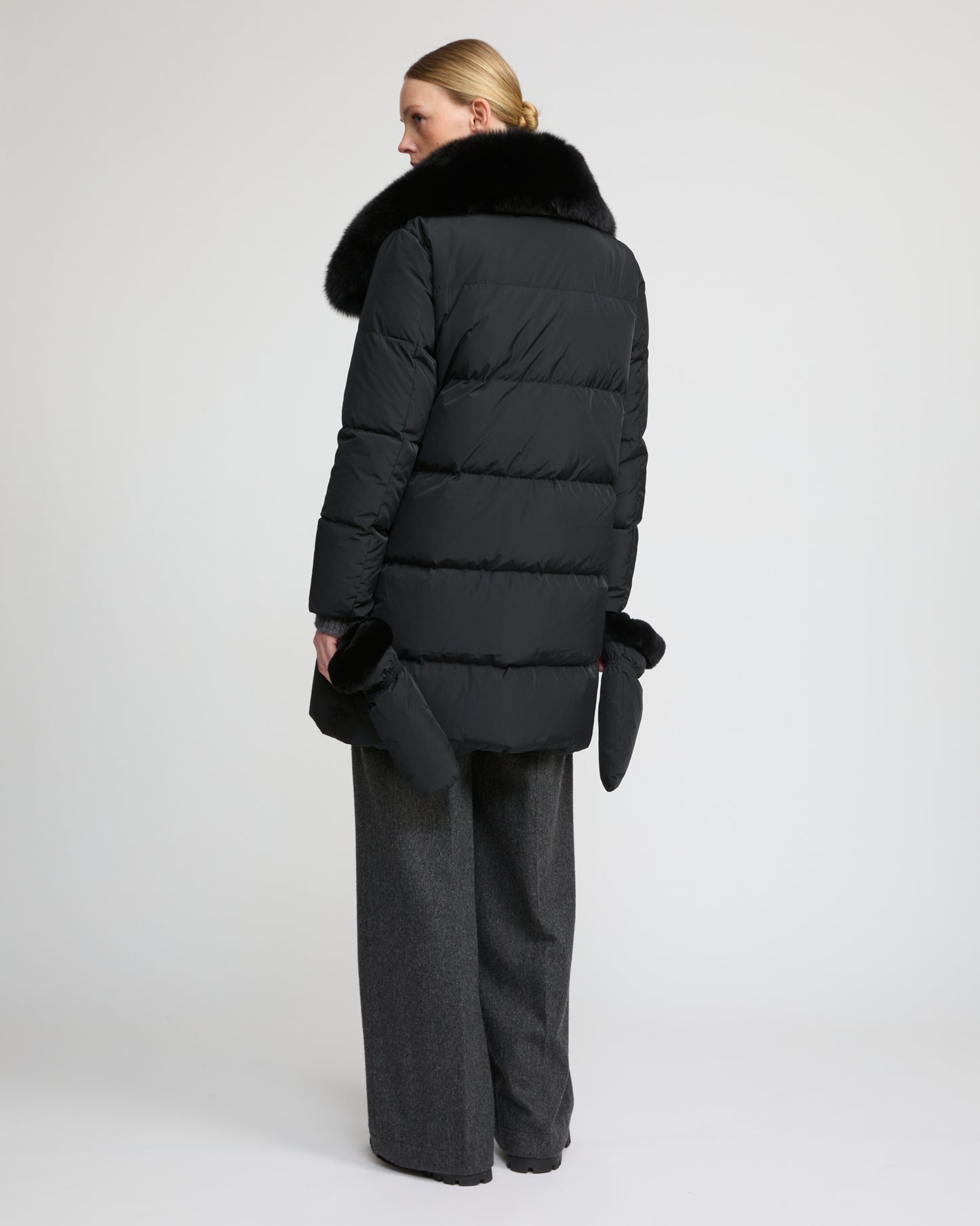 Long belted down jacket in technical fabric with detachable fox fur collar - Yves Salomon