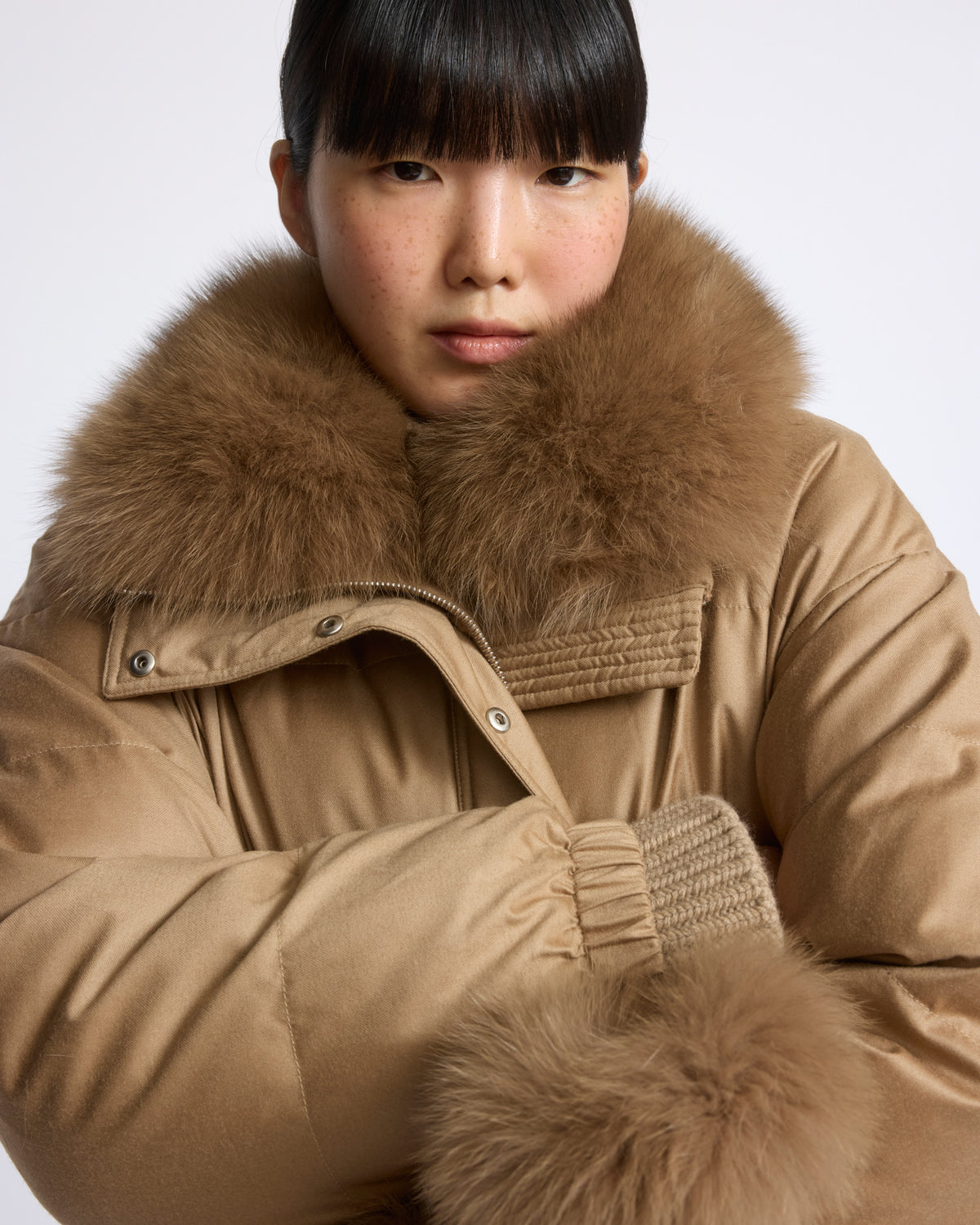 Short down jacket in Loro Piana fabric with detachable fox fur collar and mittens - Yves Salomon - New Fall/Winter Collection