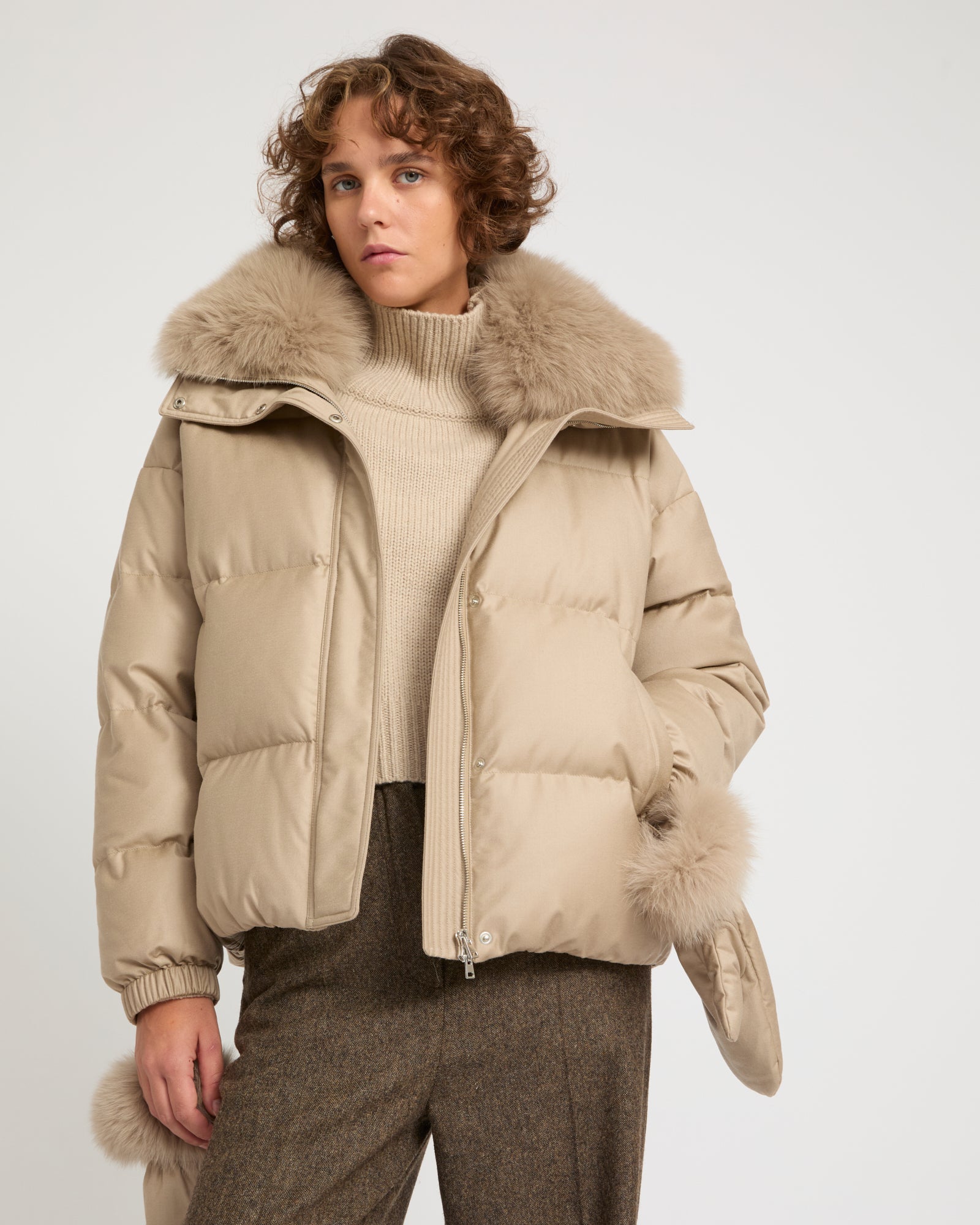 Short down jacket with detachable fox fur collar and mittens