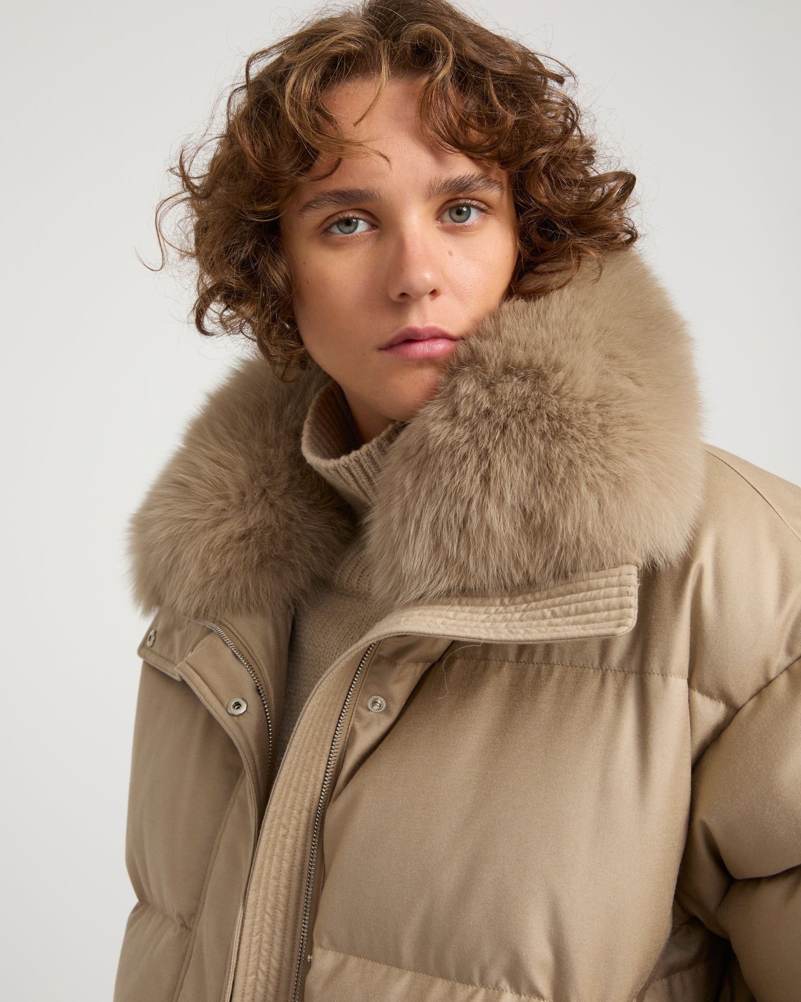 Short down jacket with detachable fox fur collar and mittens