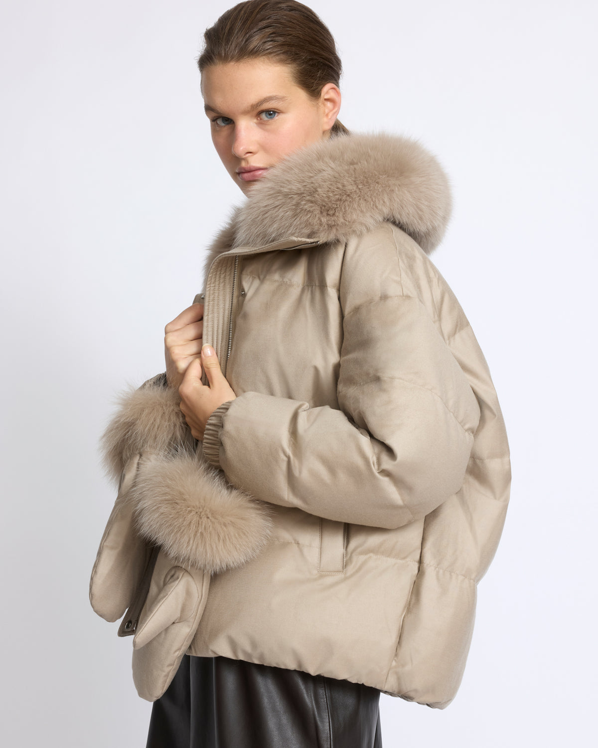 Short down jacket in Loro Piana fabric with detachable fox fur collar and mittens - Yves Salomon - New Fall/Winter Collection