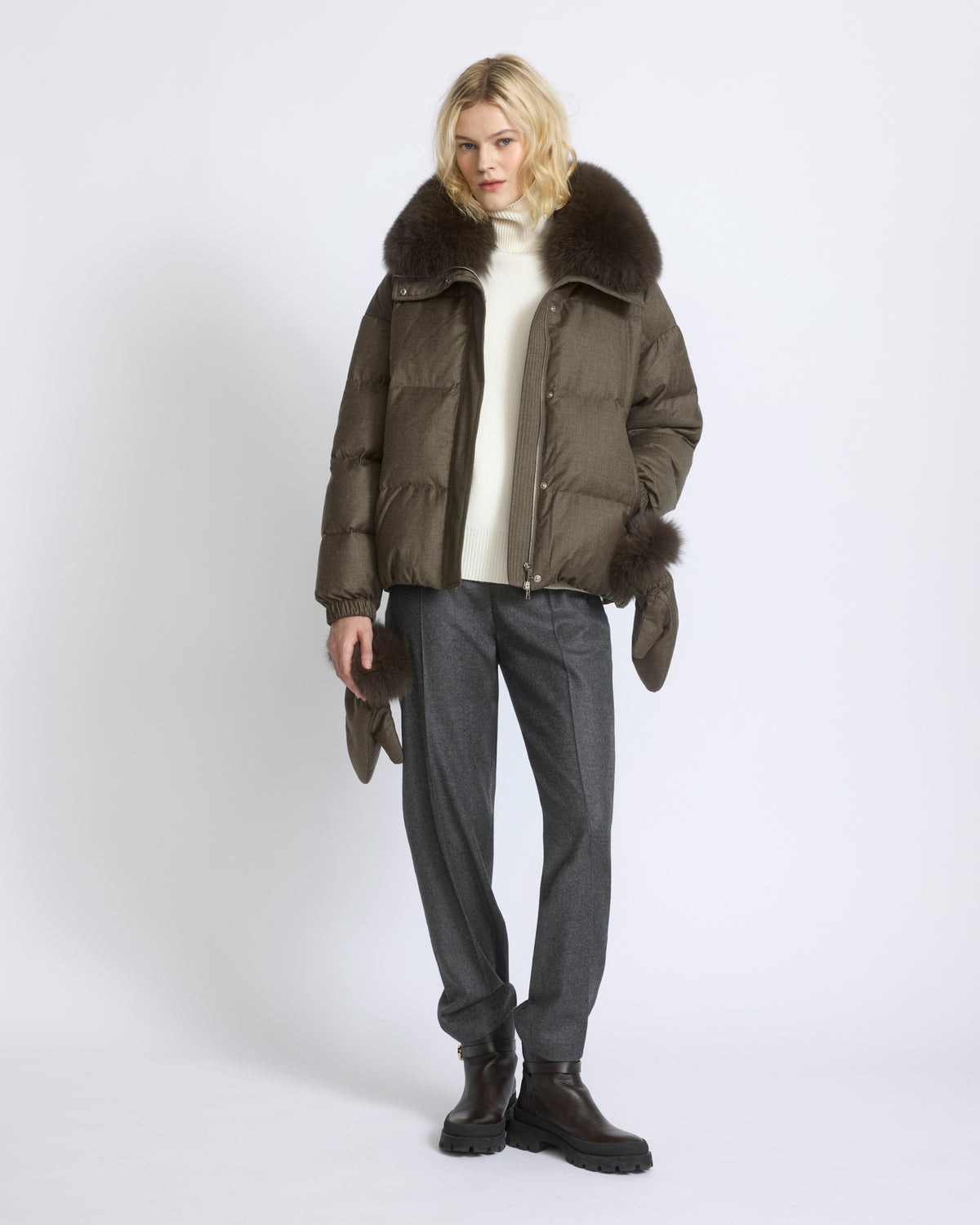 Short down jacket in Loro Piana fabric with detachable fox fur collar and mittens - Yves Salomon - New Fall/Winter Collection