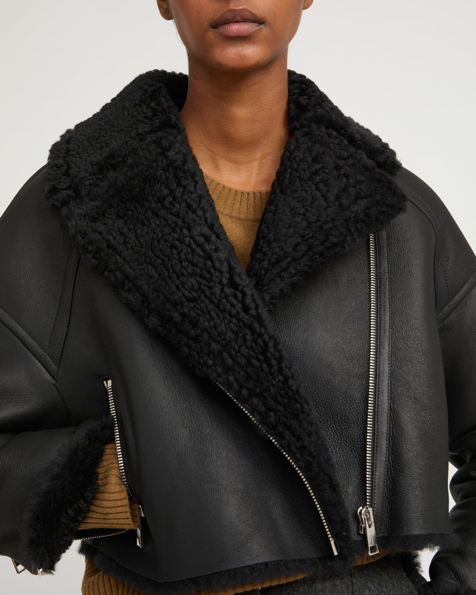 Cropped biker jacket in Icelandic Merino shearling with vintage finish - Yves Salomon