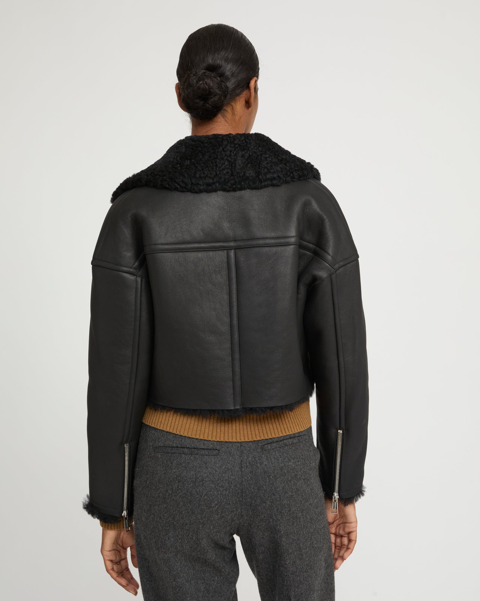 Cropped biker jacket in Icelandic Merino shearling with vintage finish - Yves Salomon
