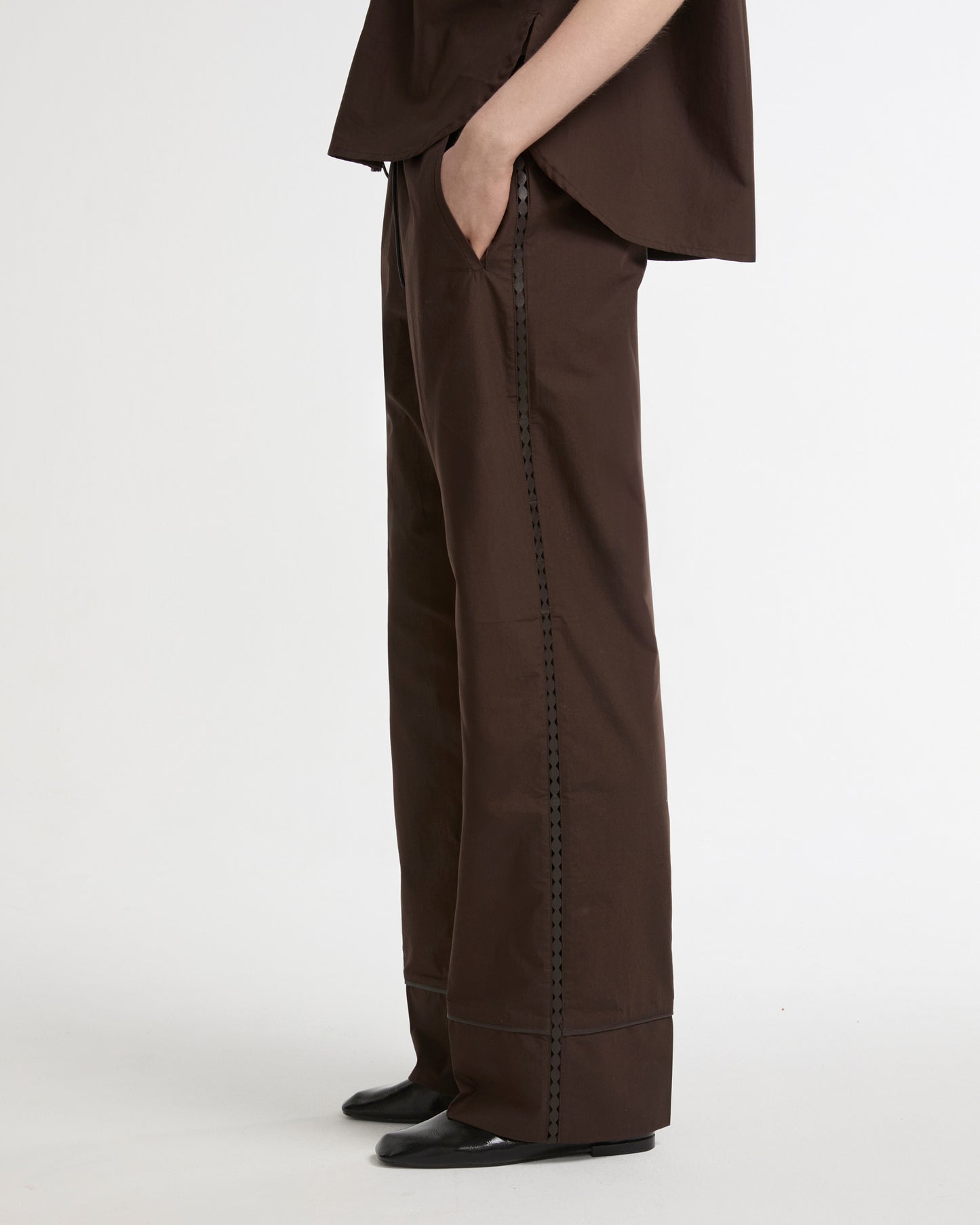 Loose fit poplin trousers with leather details