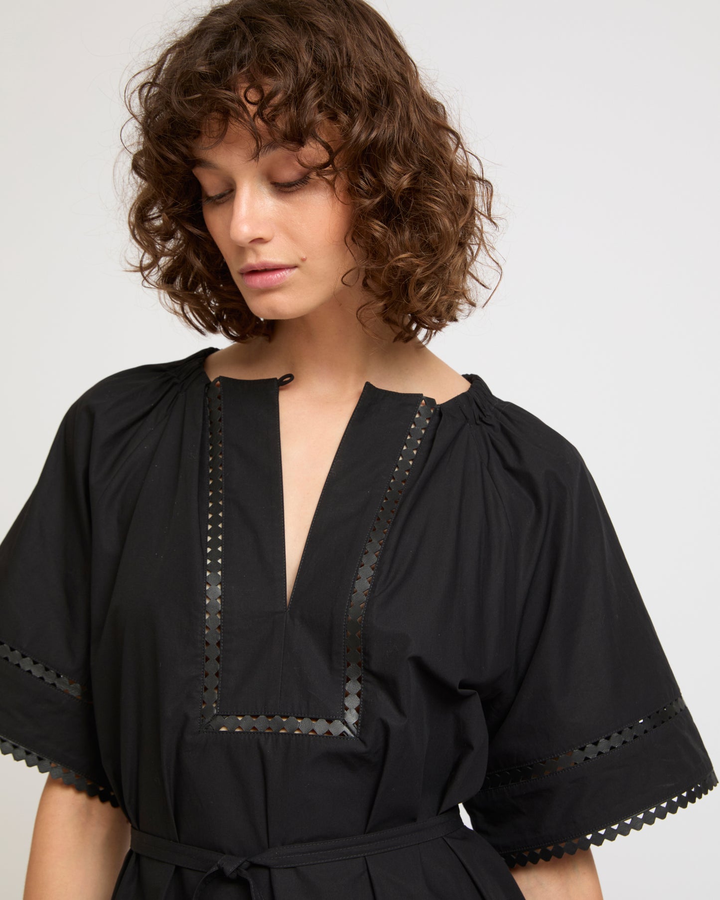 Short sleeve poplin dress with leather details