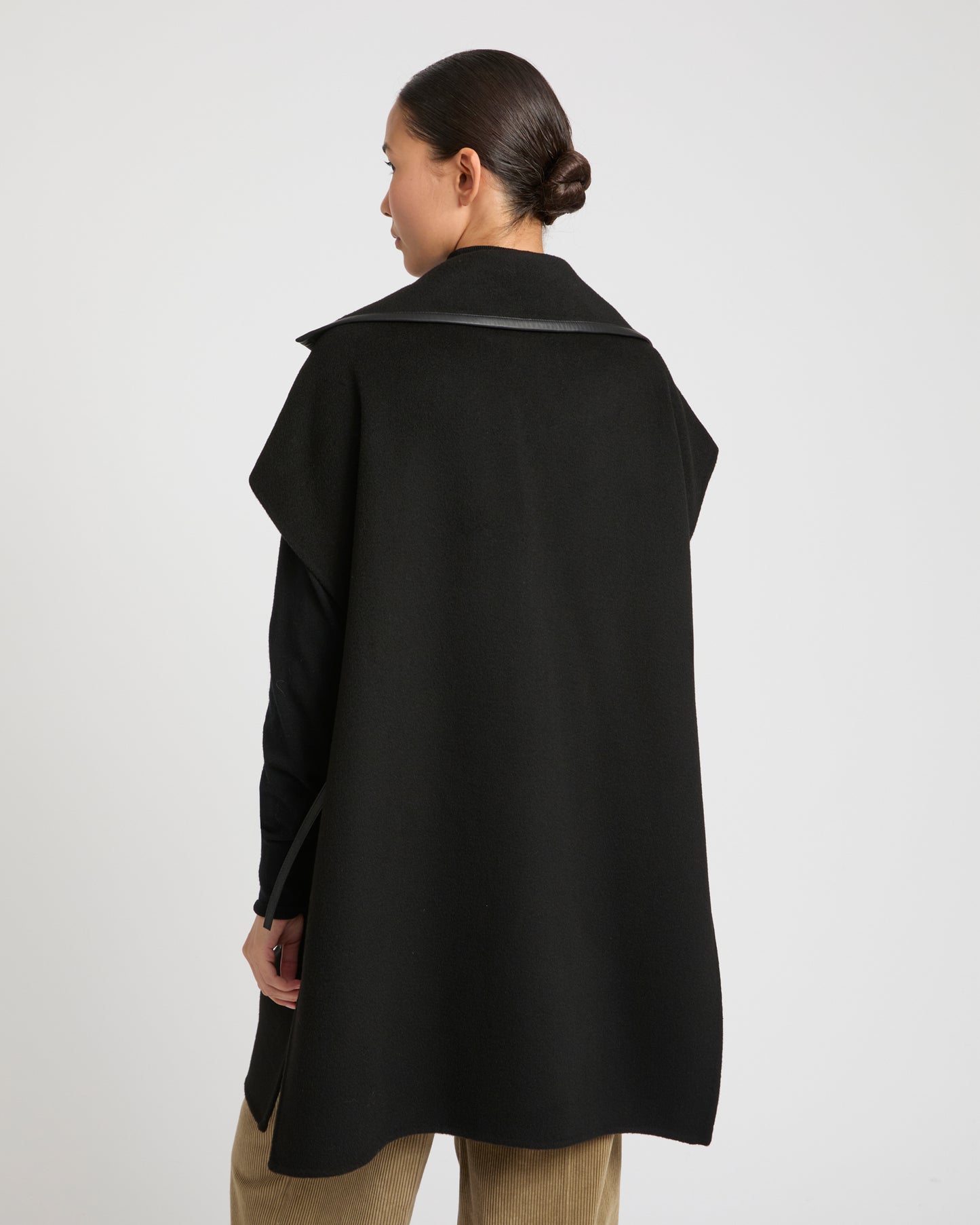 Double-sided cashmere wool and leather bib