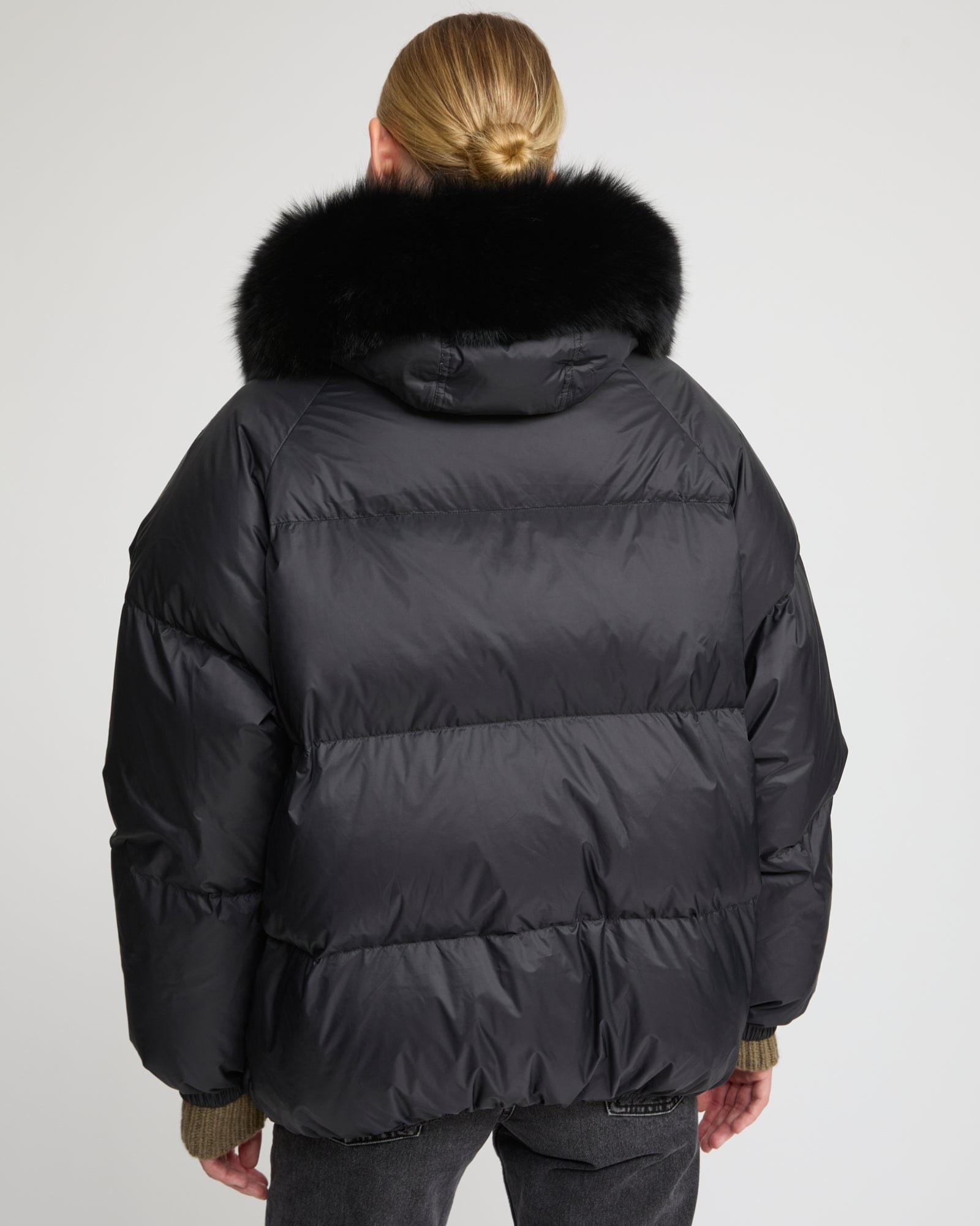 Short down jacket with raglan sleeves and fox fur trim - Yves Salomon