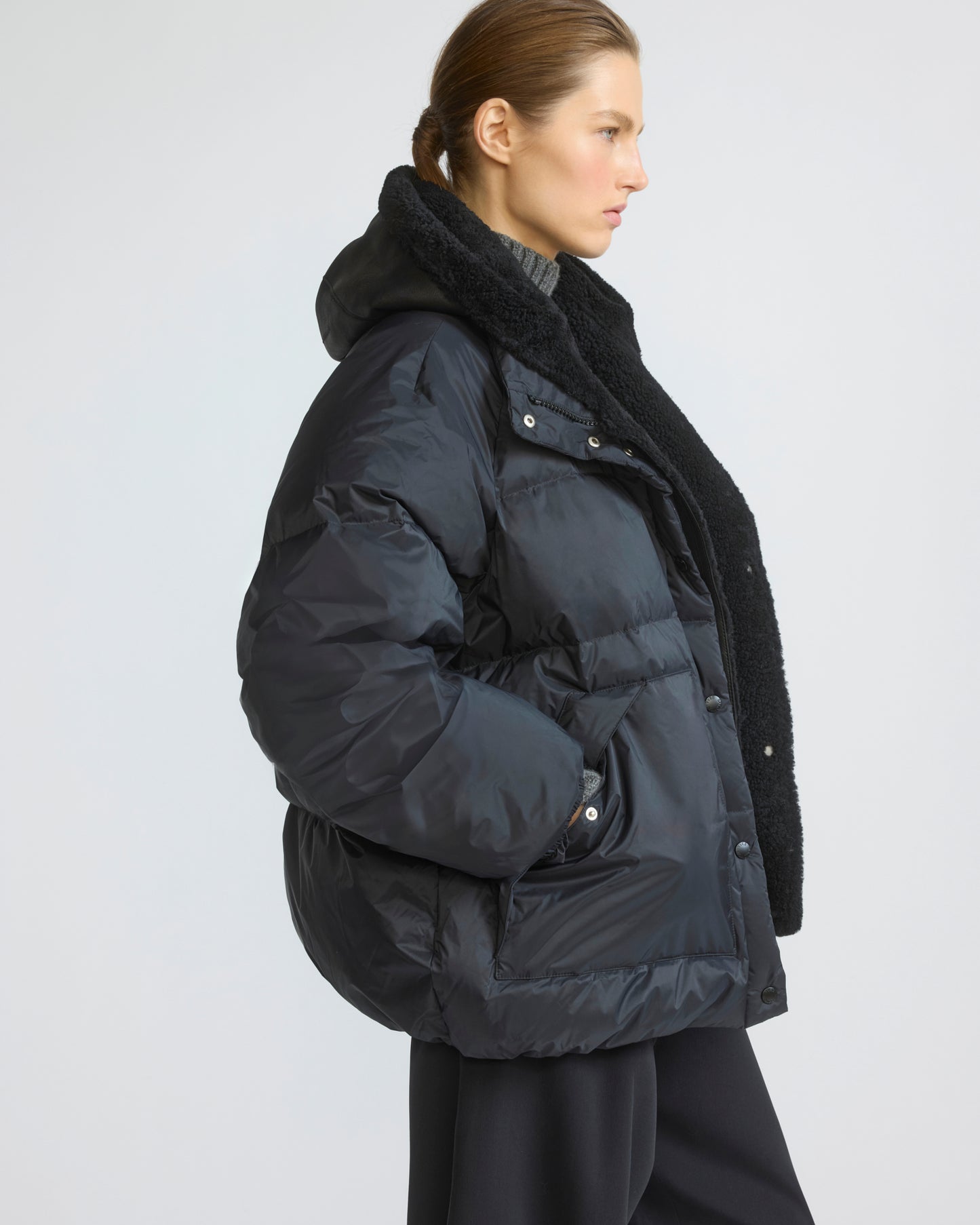 Short down jacket in waterproof technical fabric with lambskin shearling bib panel - Yves Salomon - New Fall/Winter Collection