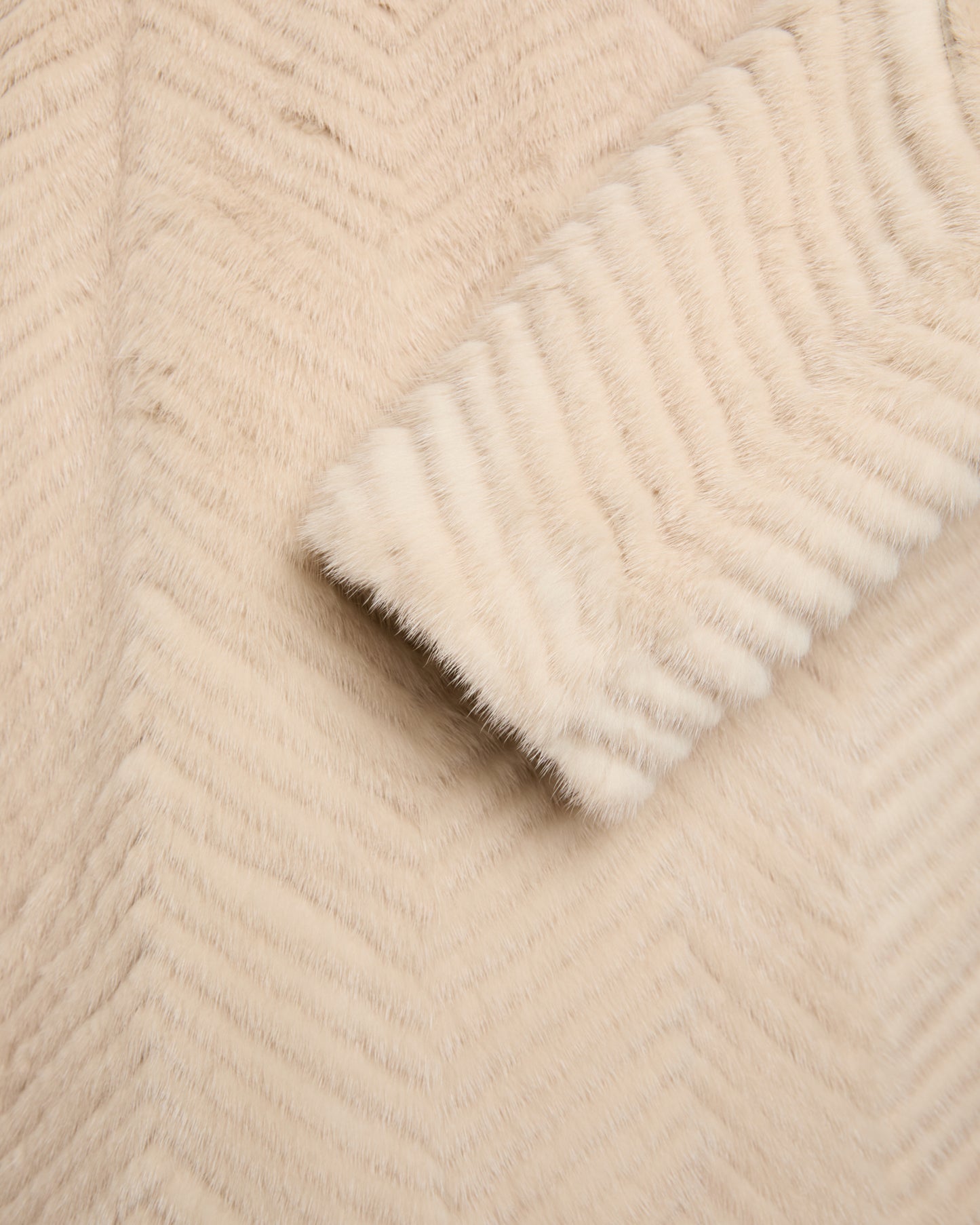 Long coat in Merino knit and mink fur