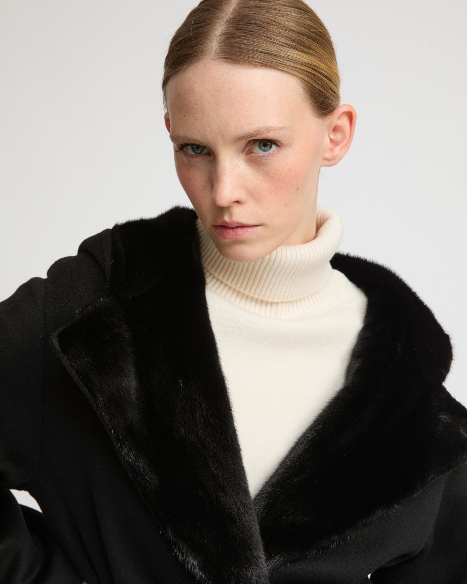 Long coat in cashmere wool with mink fur hood - Yves Salomon