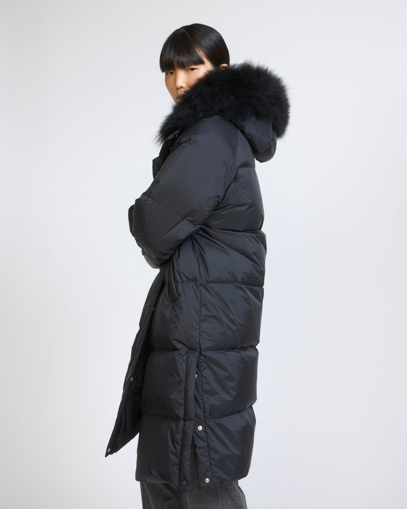 Long down jacket in waterproof technical fabric with airy lamb wool trim - Yves Salomon - New Fall/Winter Collection