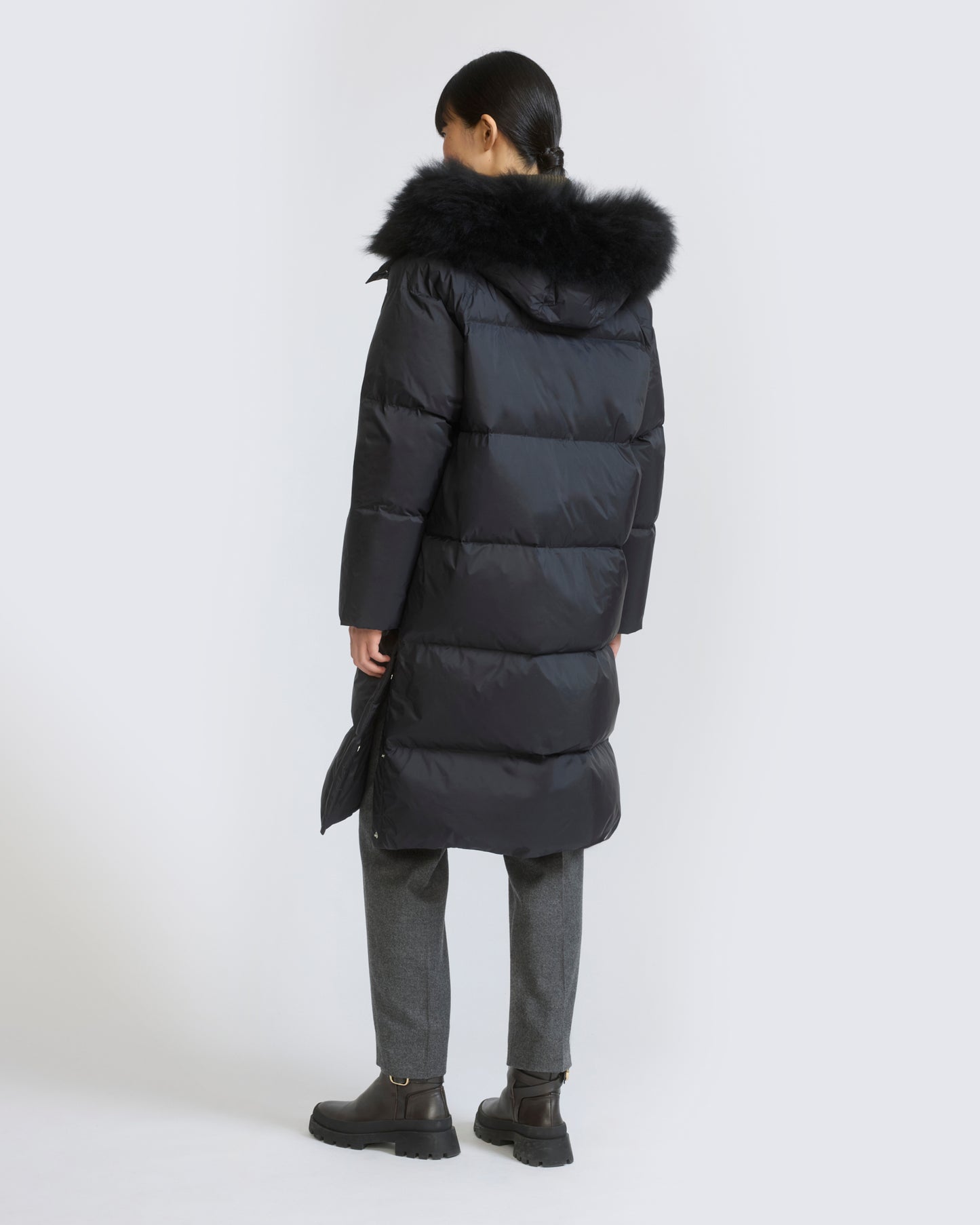 Long down jacket in waterproof technical fabric with airy lamb wool trim - Yves Salomon - New Fall/Winter Collection