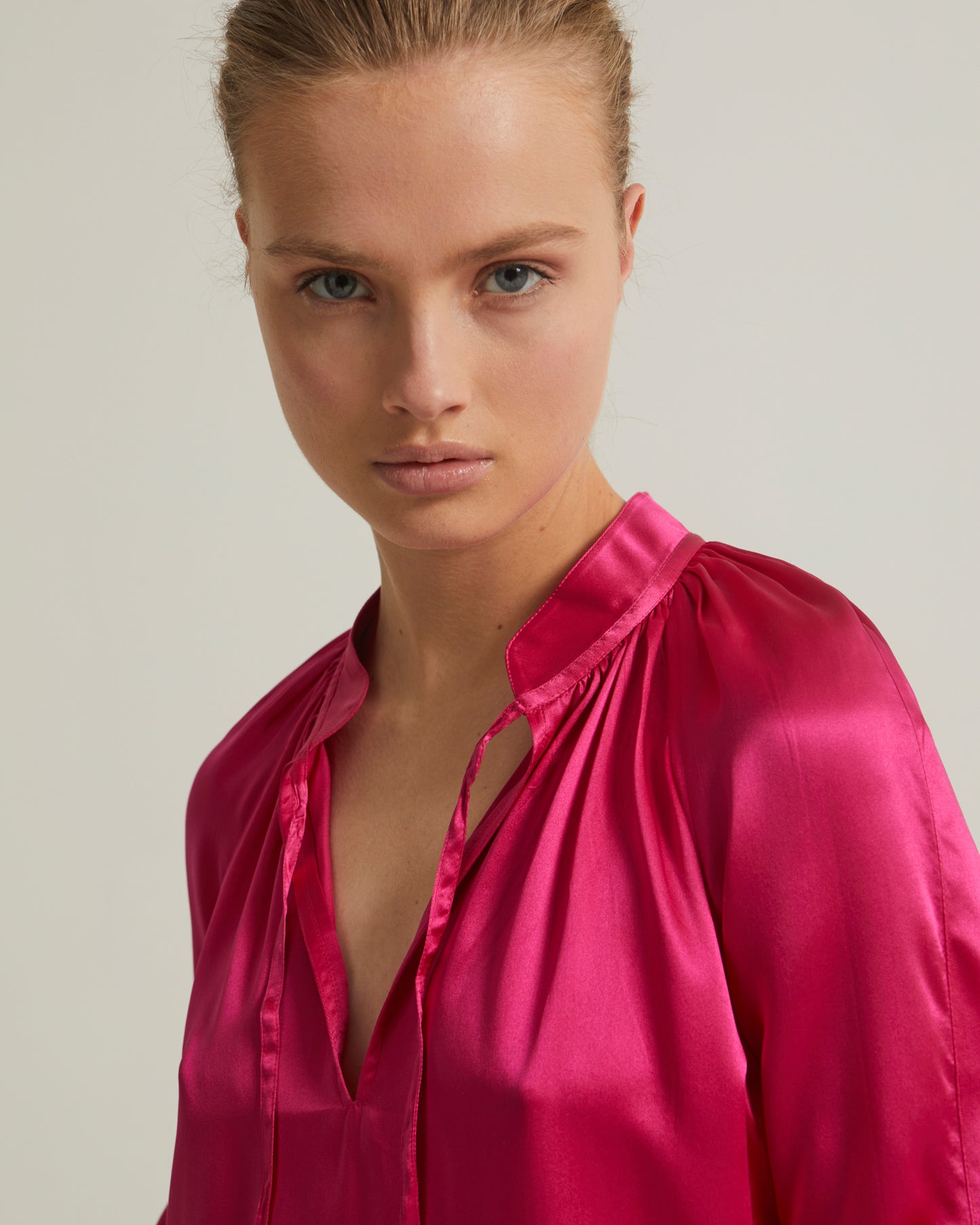 Flowing dress with long sleeves in silk satin