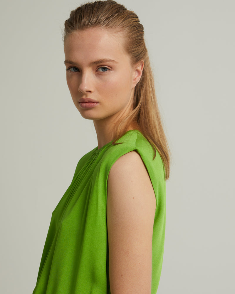 Flowing sleeveless midi dress in crepe - green