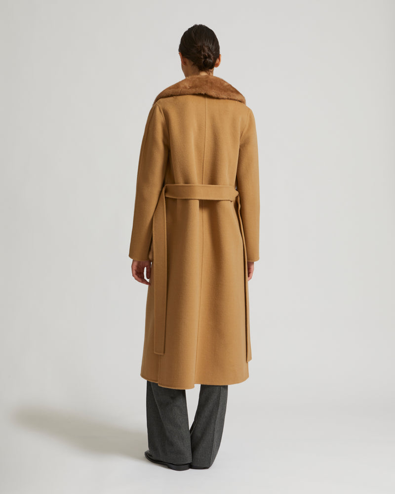 Belted coat in cashmere wool with mink fur collar and over-pockets - beige - Yves Salomon